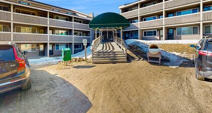 Ski-in / ski-out-huoneisto, jossa on jaettu uima-allas ja poreallas! Vain muutaman askeleen päässä hiihtohissi!