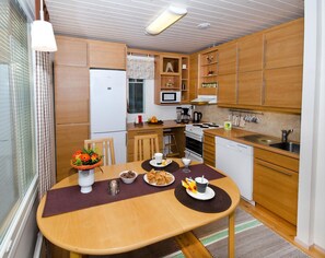 Jääkaappi, mikroaaltouuni, keittoastiat/astiat/ruokailuvälineet