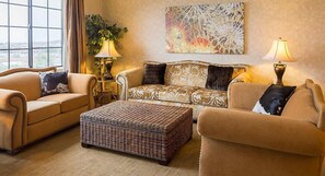 TV, DVD player, table tennis - UpScale Resort with Outdoor Heated Pool with a waterslide and a poolside bar, tennis court and gym (Peoria)