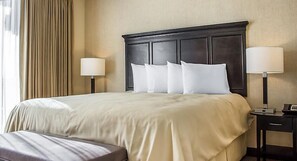 3 bedrooms, iron/ironing board, internet, bed sheets - UpScale Resort with Outdoor Heated Pool with a waterslide and a poolside bar, tennis court and gym (Peoria)