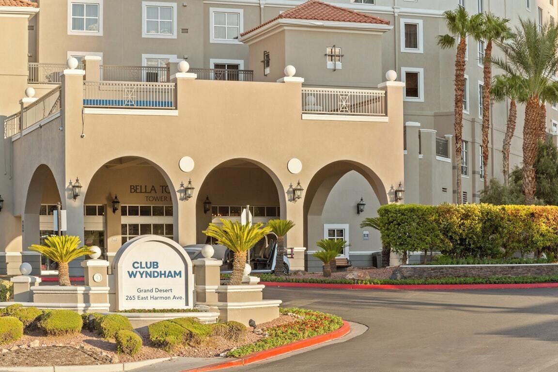 Un hôtel avec une enseigne indiquant : « Club Wyndham Grand Desert, 265, East Harmon Avenue ».
