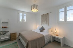 3 bedrooms, desk, iron/ironing board, travel cot