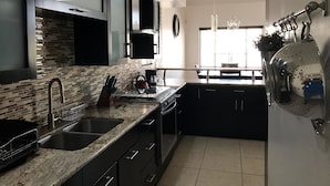 House, 2 Bedrooms | Private kitchen