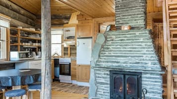 Kylskåp, mikrovågsugn, diskmaskin och grytor/köksredskap