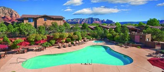 Desert Resort perfect for Hiking Cathedral Rock with access to outdoor pool and hot tub