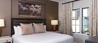 Downtown San Antonio Resort close to RiverWalk and The Alamo with Rooftop Pool and Hot tub