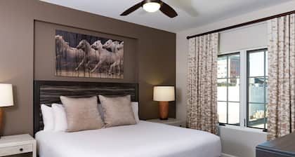 Downtown San Antonio Resort close to RiverWalk and The Alamo with Rooftop Pool and Hot tub