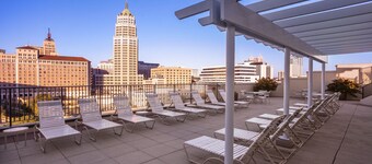 Downtown San Antonio Resort close to RiverWalk and The Alamo with Rooftop Pool and Hot tub