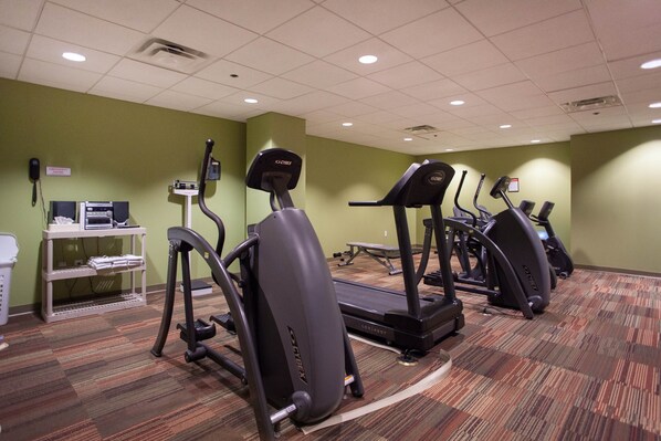 A fitness center with treadmills, ellipticals, and a weight machine. - Downtown San Antonio Resort close to RiverWalk and The Alamo with Rooftop Pool and Hot tub (San Antonio)