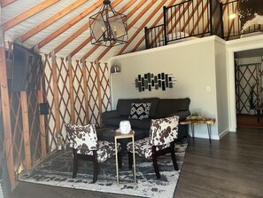 Lyxtält - flera sängar - utsikt mot bergen | Vardagsrum | Platt-tv