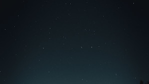 Eine Jurte mit einer einzigen Tür und einer Satellitenschüssel, umgeben von einem Kiesplatz, auf dem sich ein Fahrzeug befindet.