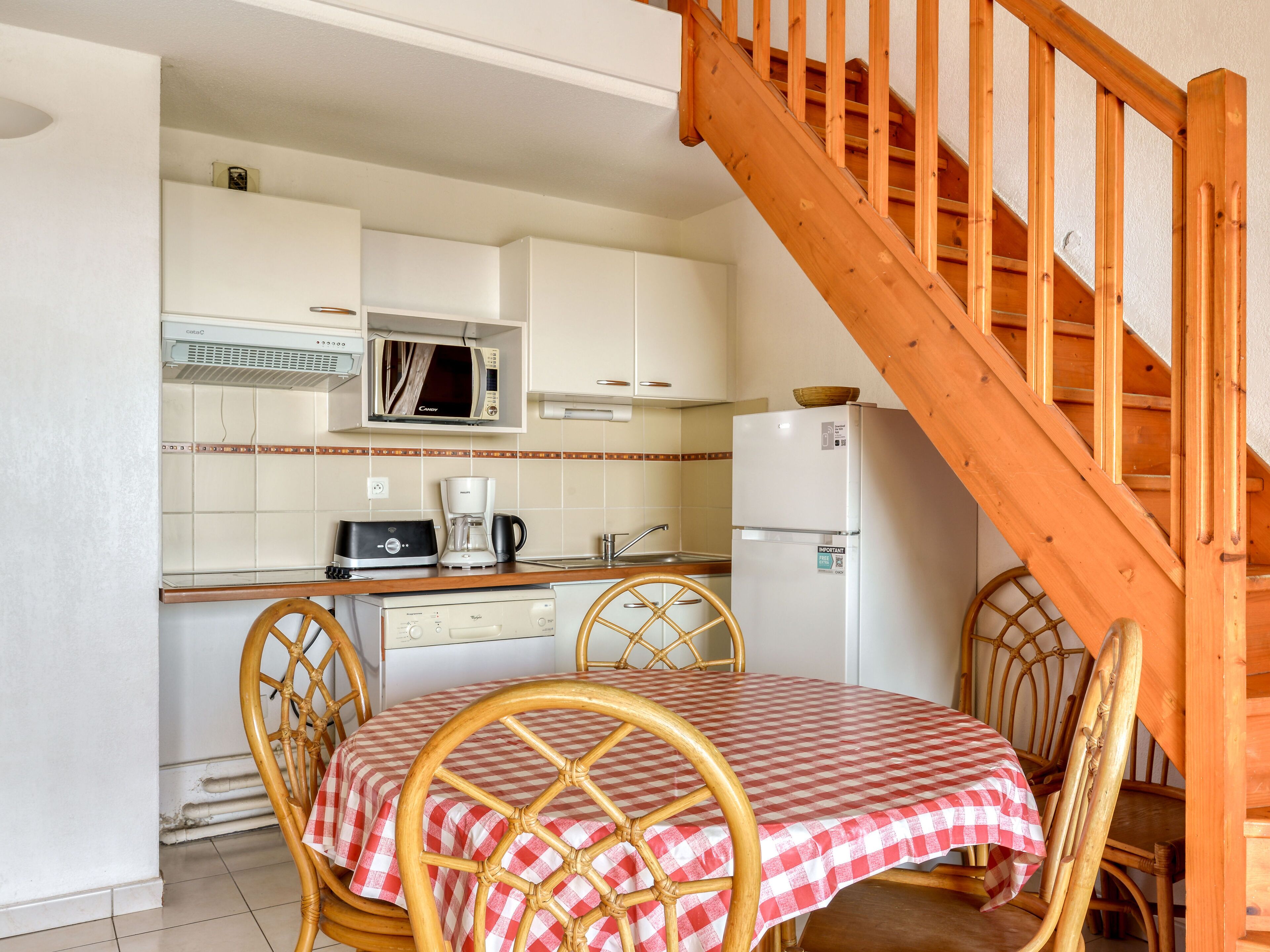 Een microgolfoven, een kookplaat, een vaatwasser