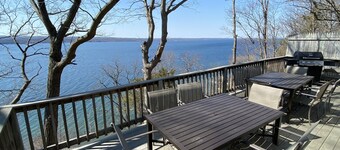 Sip, Splash, and Relax at Falls View Cottage! Family, Wine tours, Girls Trip!