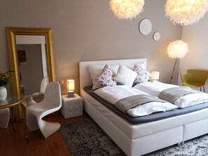 4 bedrooms, in-room safe, iron/ironing board, travel cot - Lake keeper's house, unique, direct location on the shore of Lake Kronenburg, sauna (Dahlem)