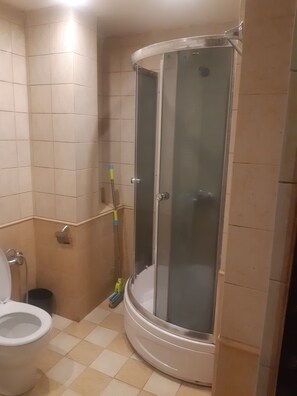 Baignoire, sèche-cheveux, bidet, serviettes fournies
