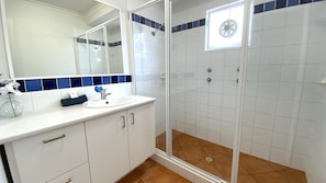 Shower, towels - Osprey Holiday Village Unit 119 - Villa with a Pool in the Complex (EXMOUTH)