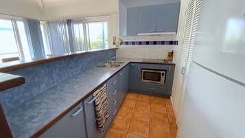 Réfrigérateur, micro-ondes, plaque de cuisson, grille-pain