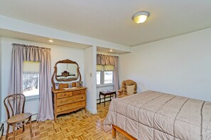 3 bedrooms, iron/ironing board, bed sheets