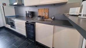 Una cocina moderna equipada con lavavajillas, horno y cafetera.