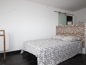 2 bedrooms, free WiFi - Central Collioure Apartment with Terrace, Parking & A/C (Collioure)