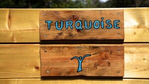A wooden sign with the word "TURQUOISE" and a stylized blue figure. - New residence, Le Manaka, Turquoise, calm and rest (Lamalou-les-Bains)