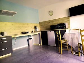 Refrigerador, microondas, horno, placa de cocina