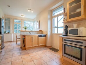 ثلاجة، ميكروويف، فرن، غسالة أطباق