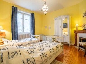 5 bedrooms, iron/ironing board, WiFi