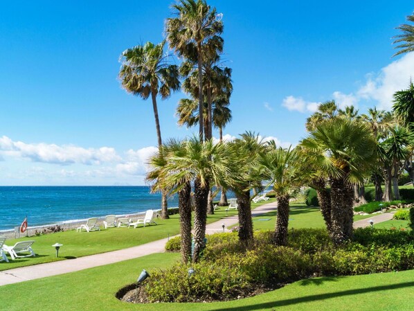 Property grounds - Lovely apartment for 4 people with pool, A/C, WIFI, TV, terrace and panoramic view (Estepona)