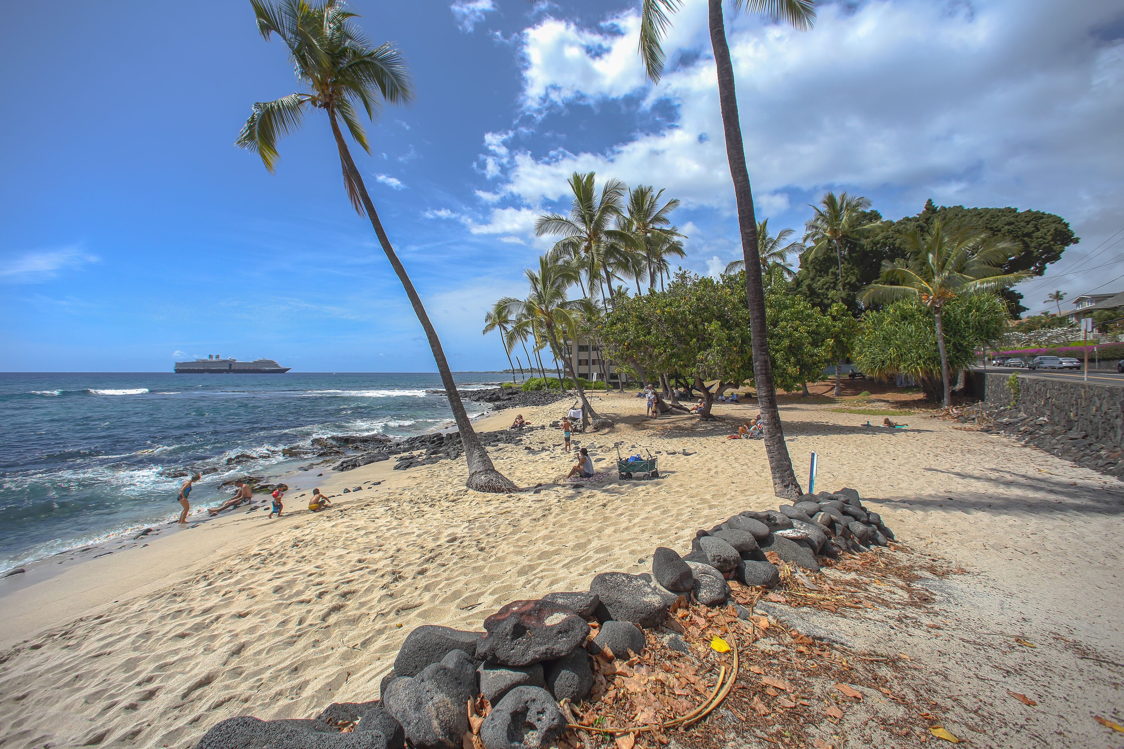 Beach nearby, sun-loungers, beach towels