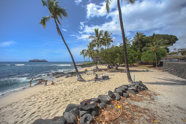 Beach nearby, sun loungers, beach towels - Kailua Kona, Hawaii, United States (Kailua-Kona)