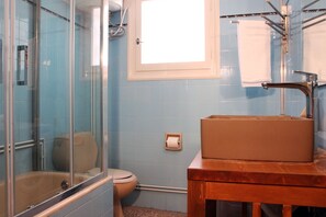 Combined shower/bathtub, hair dryer, towels, soap