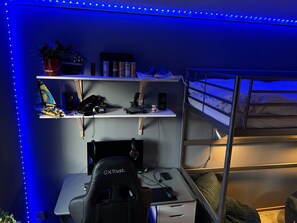 3 habitaciones, escritorio, tabla de planchar con plancha y wifi gratis