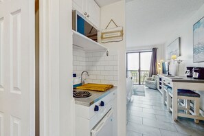 Réfrigérateur, micro-ondes, plaque de cuisson, cafetière/bouilloire