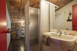 Duschwanne, Haartrockner, Bidet, Handtücher