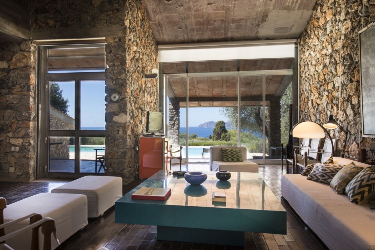 Fernseher, Kamin, Stereoanlage