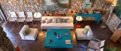 Télévision, cheminée, chaîne hi-fi