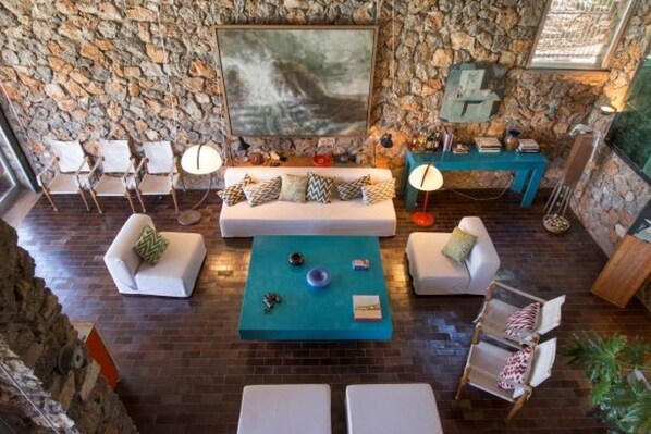 Fernseher, Kamin, Stereoanlage