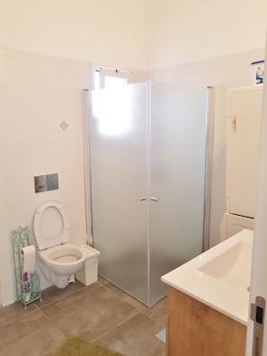 Haartrockner, Handtücher, Seife, Shampoo