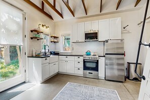 Kjøleskap, mikrobølgeovn, ovn og kokeplater