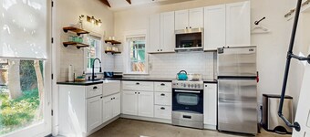 Gorgeous studio cottage w/ private patio, firepit in the heart of the North End