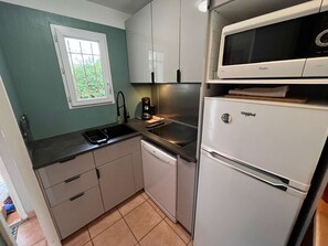 Kylskåp, mikrovågsugn, spishäll och diskmaskin