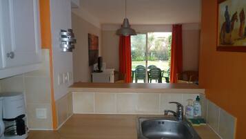 Réfrigérateur, micro-ondes, plaque de cuisson, lave-vaisselle