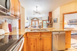 Frigorífico, microondas, horno y placa de cocina