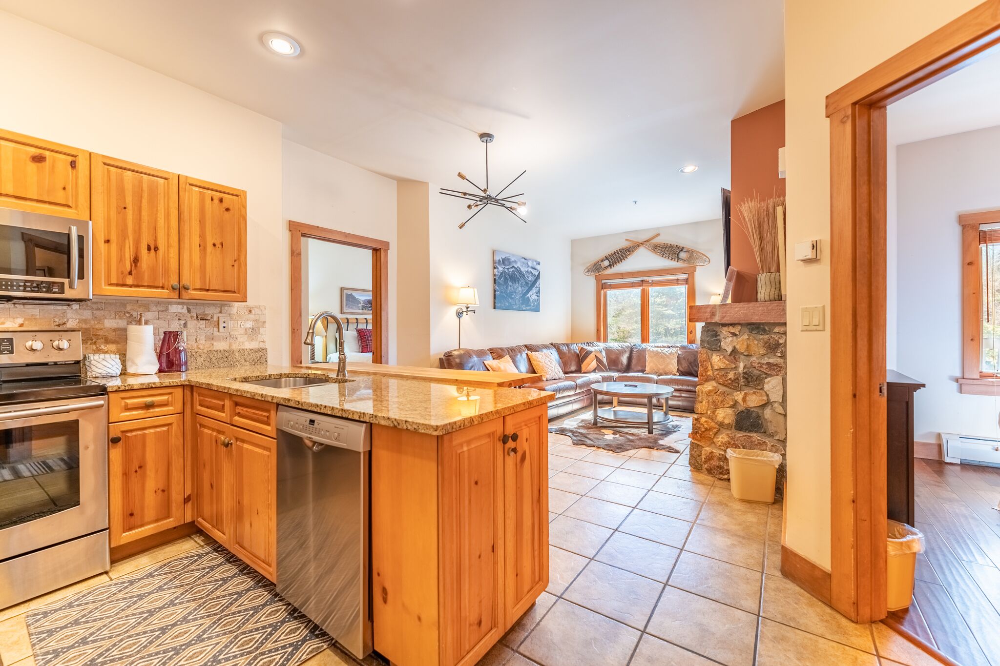 River Run Condo, King Bed, Updated Kitchen, Mountain Views, Walk to Base Area