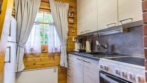 Kjøleskap, mikrobølgeovn og kjøkkenutstyr
