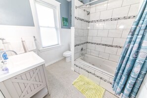 Combined shower/bathtub, jetted bath, hair dryer, towels