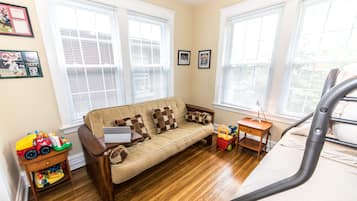 3 bedrooms, desk, iron/ironing board, free WiFi