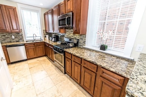 冷蔵庫、電子レンジ、オーブン、コンロ