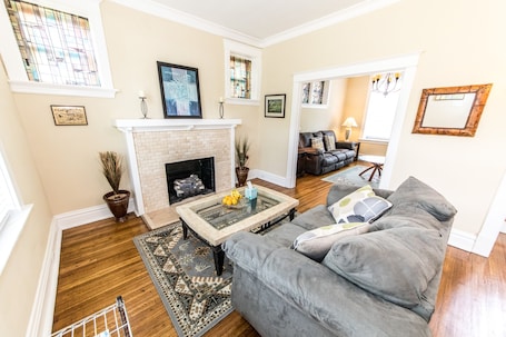 TV, fireplace. Updated Brick Home Sleep 9 Walk to WashU/Barnes/Delmar Loop/Forest Park/Zoo